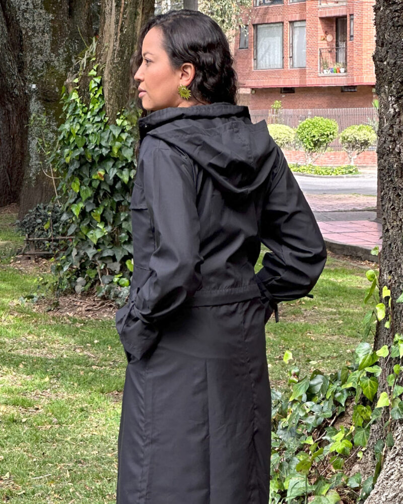 Abrigo Agara 2 en 1, chaqueta crop color negro Corazza